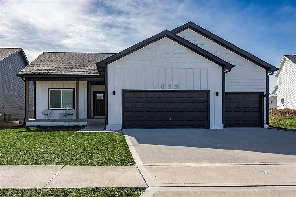 Lake Ridge Ave, Des Moines — Photo 1