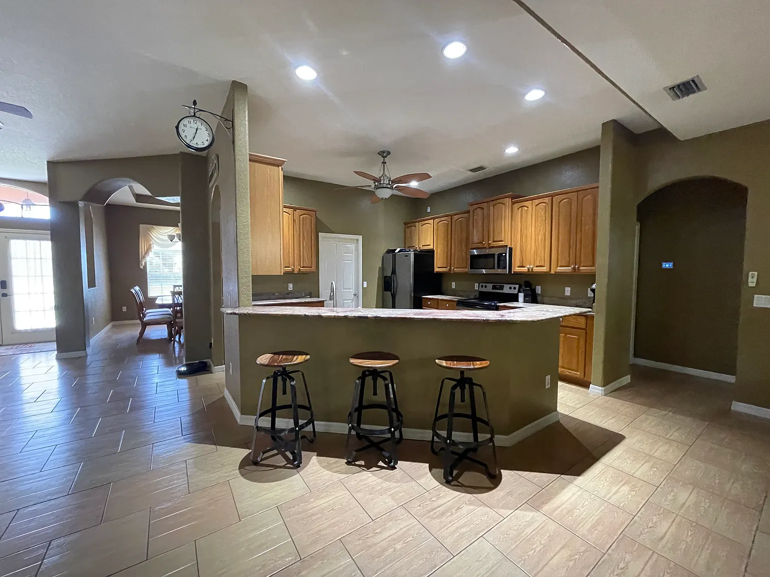 3 bed, 1927 sqft, $2,200 — Photo 4