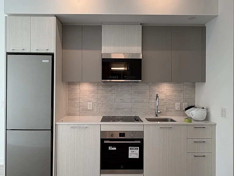 10 Oak St S #215 — Photo 1