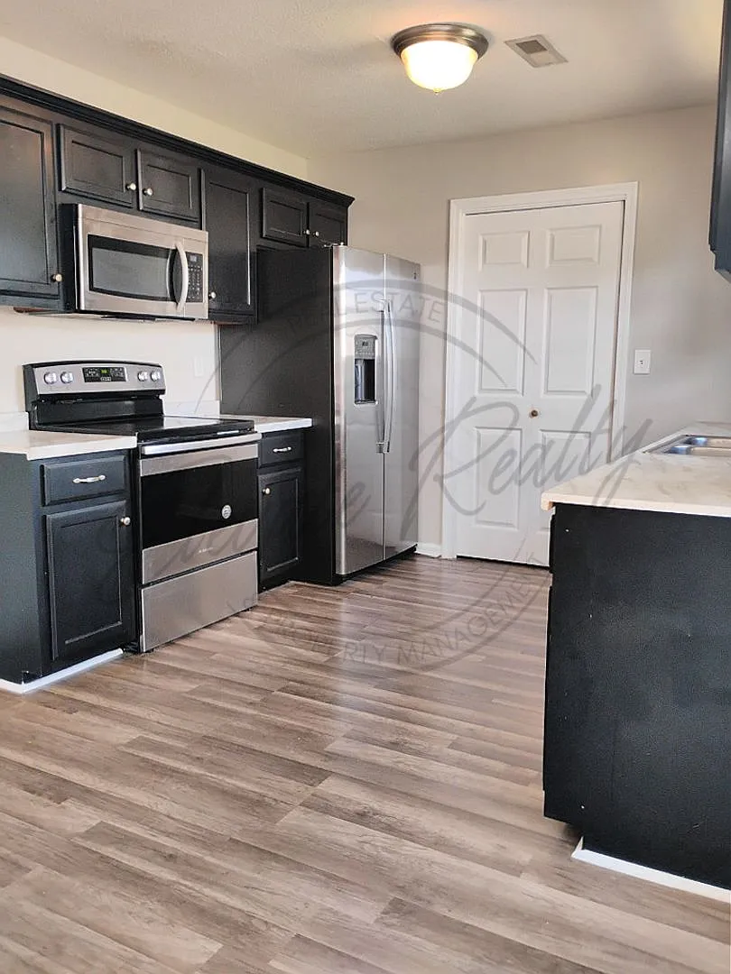 One Month Free Rent: Three Bedroom Home With Bonus Room And Fenced Yard In Clarksville! — Photo 3