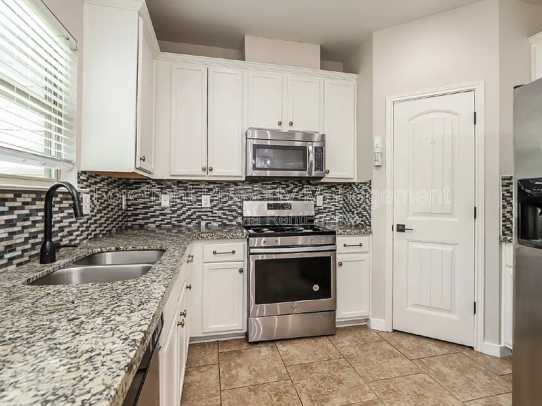 1330 Plaza Lake Dr — Photo 6