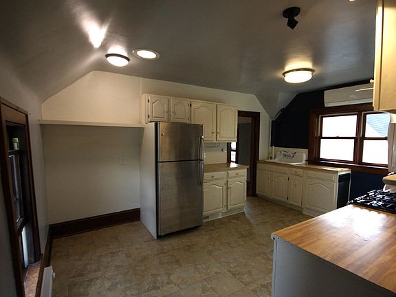Large kitchen with eat-in nook. (15.3 X 11)