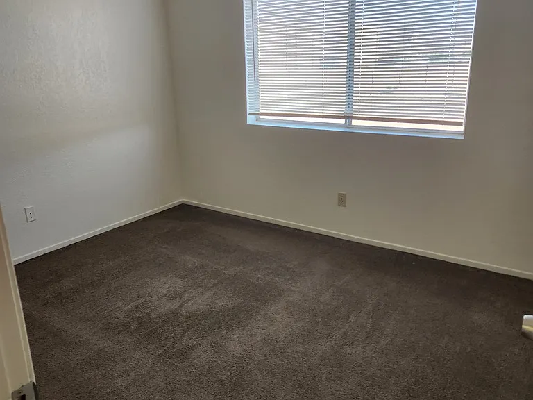 Desert Sun Apartments — Photo 32
