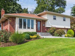 16 Newcastle Ave, Plainview, NY 11803