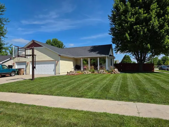 604 6th Ct NW, Bondurant, IA 50035