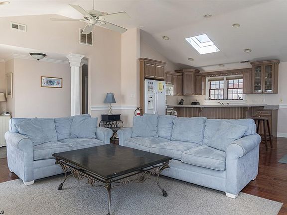 4th image of 915 Saint Charles Pl #2