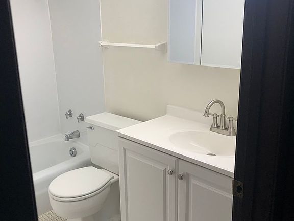 2nd image of 1426 Greenfield Ave #5