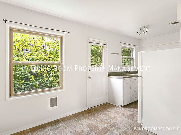 4th image of 1410 N Webster St APT 3
