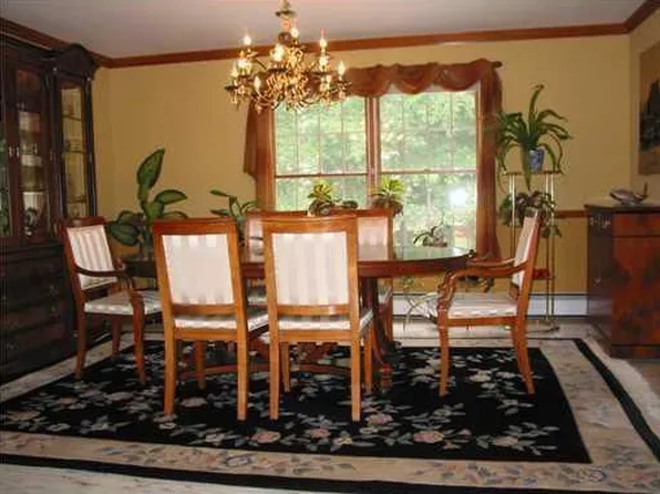 5 Lake Dr, North Brunswick, NJ 08902