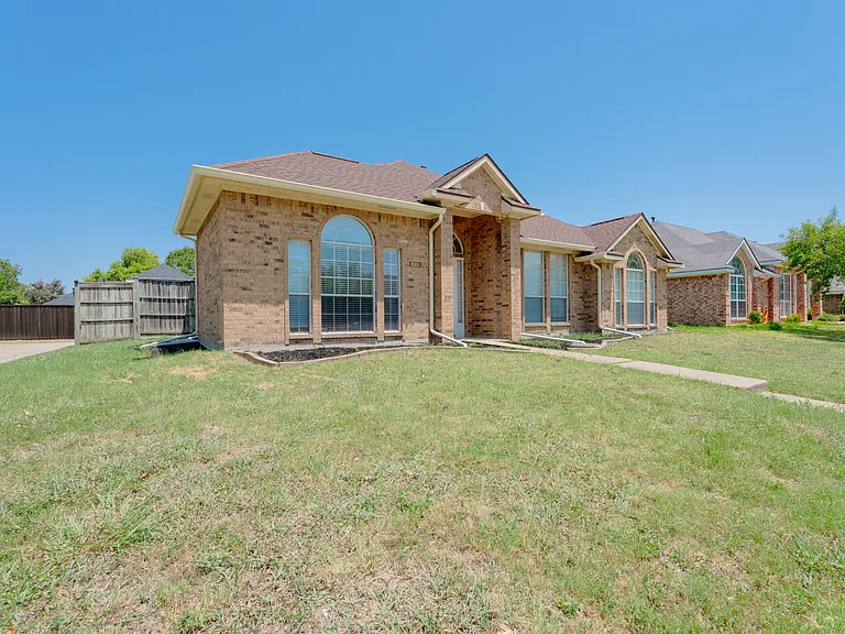 2201 Woodglen Dr — Photo 3