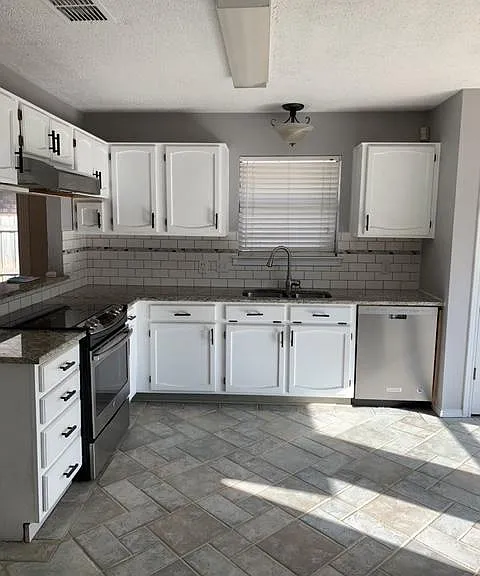 990 Camden Dr — Photo 7