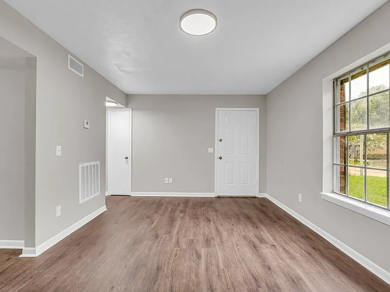 Eastwood Apts — Photo 17