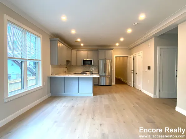 31 Cummins Hwy #5, Roslindale, MA 02131