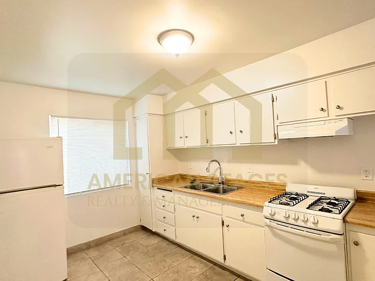 517 N South St — Photo 5