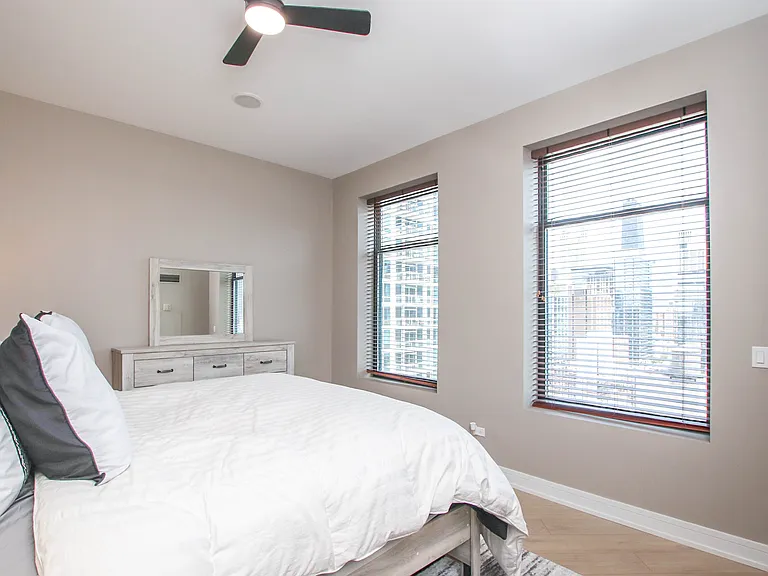 340 W Superior St #1604 — Photo 17
