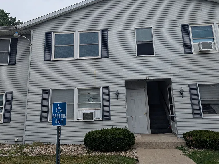 2 bed, 1.0 bath, $850 — Photo 1