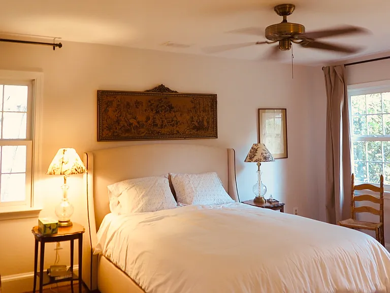 Primary bedroom. (Queen Bed.)
