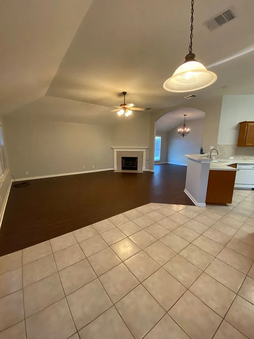 Nice One Story Home In Highland Park — Photo 4