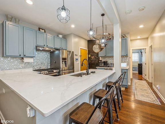 2nd image of 3549 W Belle Plaine Ave #1W