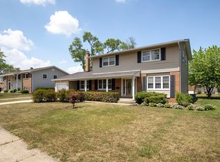 1102 E Plate Dr, Palatine, IL 60074