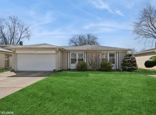 1715 W Pheasant Trl, Mount Prospect, IL 60056