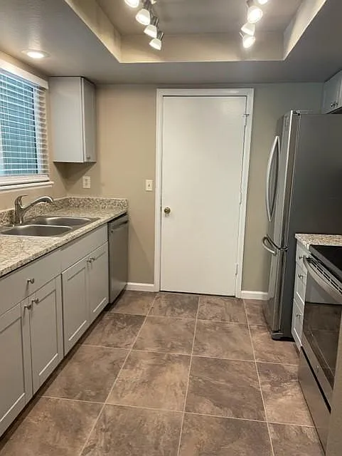 3 bed, 3.5 bath, 1948 sqft, $2,650 — Photo 2