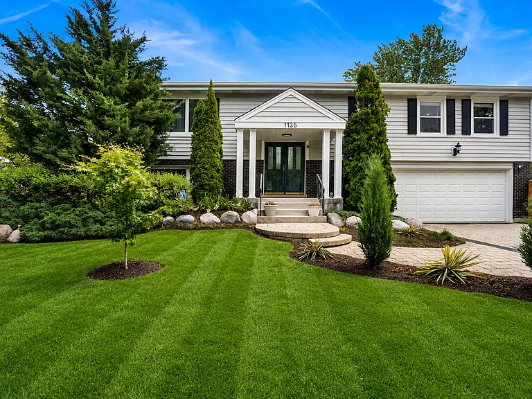 1135 Crestwood Dr — Photo 1