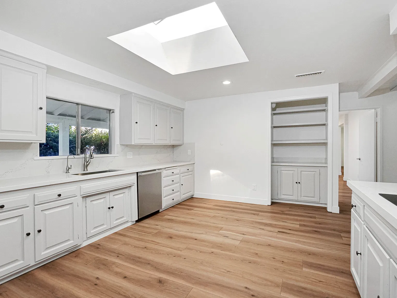 4 bed, 2107 sqft, $5,995 — Photo 4