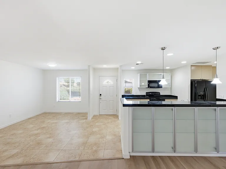 3902 W Surrey Ave — Photo 8