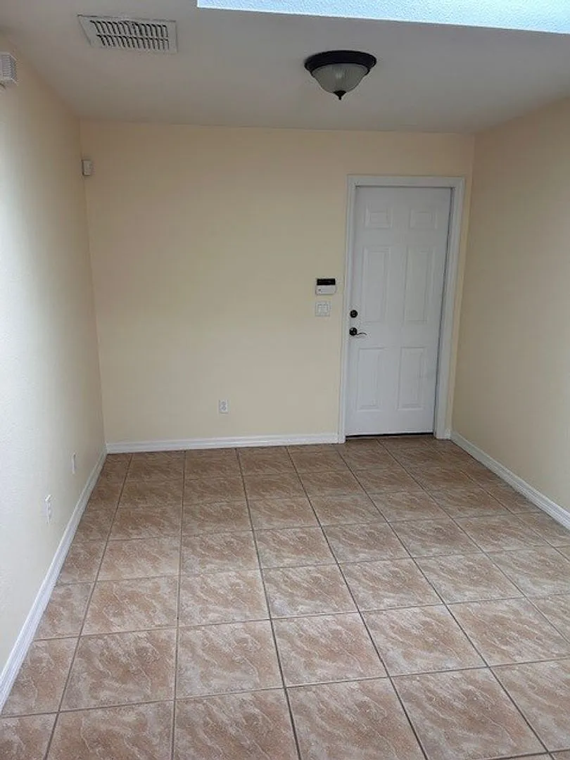 Cute! 1 Bedroom /. 1 Bath / 2 Car Garage - East Orlando Avalon All Utilities Included! — Photo 2