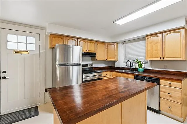 2520 Jefferson Ave — Photo 8