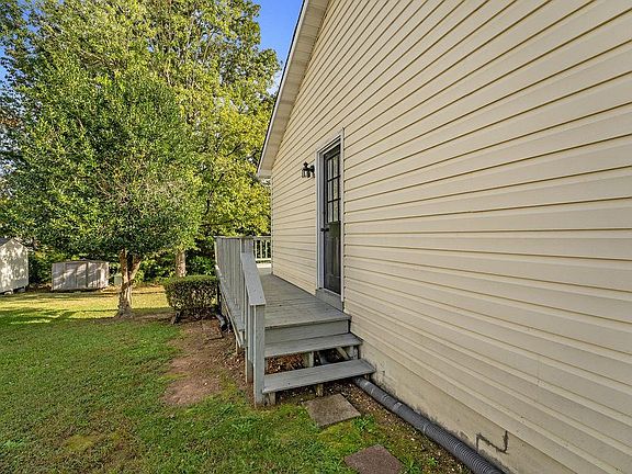 Side entrance into kitchen