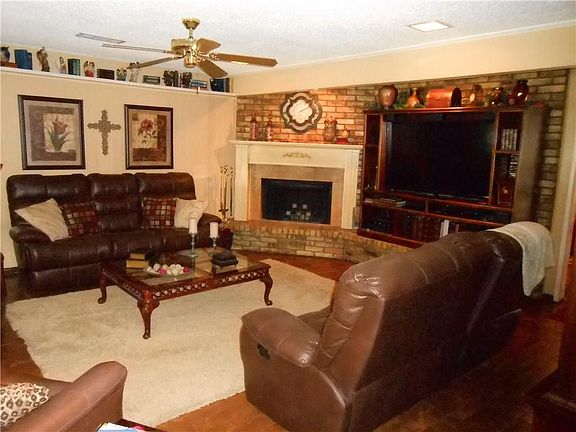 3rd image of 2515 Cloverdale St
