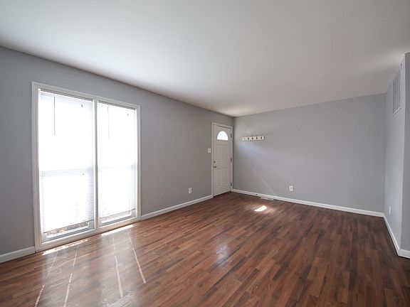 2nd image of 1139 Town And 4 Parkway Dr #1139
