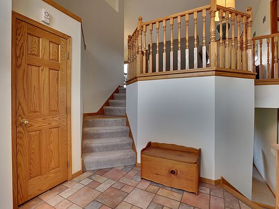 2 story foyer w/tile floor