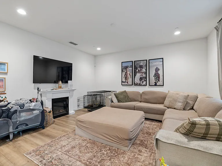 2651 Mulholland Dr — Photo 8