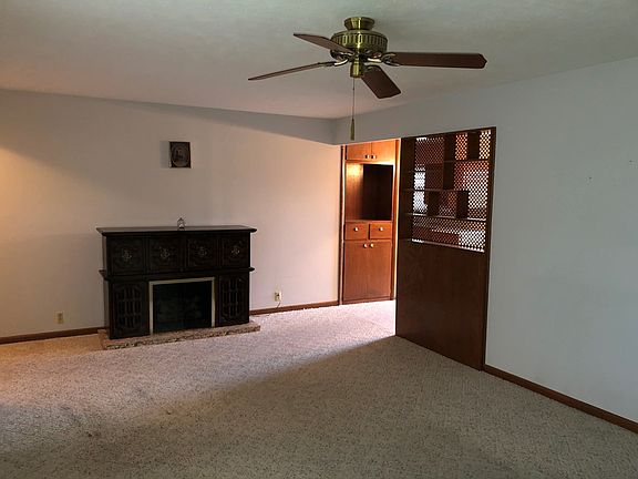 4th image of 1921 Lewis St