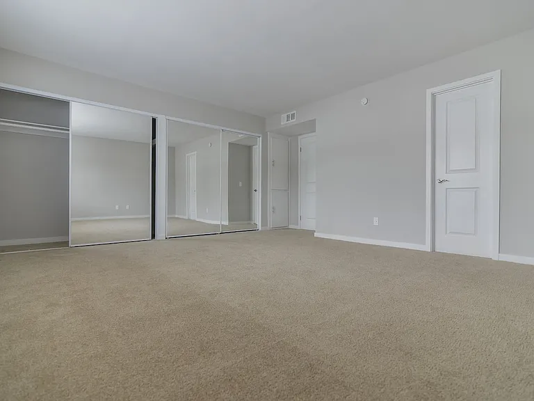 Beverly Plaza Apartments — Photo 32