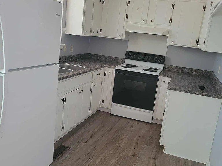 213 Hilltop Dr — Photo 3