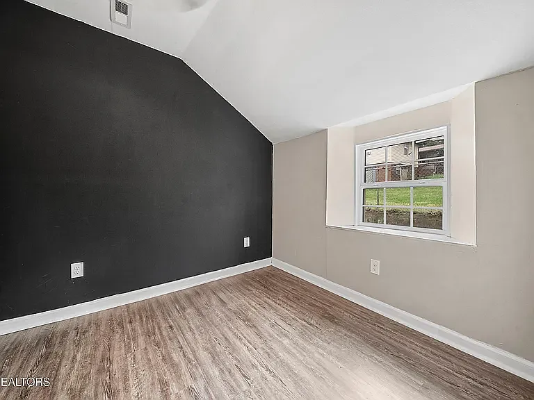 1121 Forsythe St — Photo 15