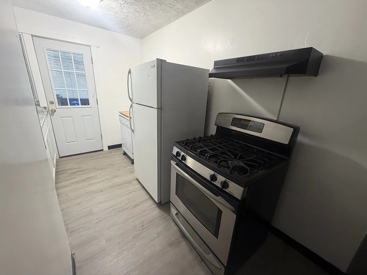 Photo 2 of 6 - 1465 W 7th Ave #D - Columbus, OH Building Photo - 1465 W 7th Ave #D