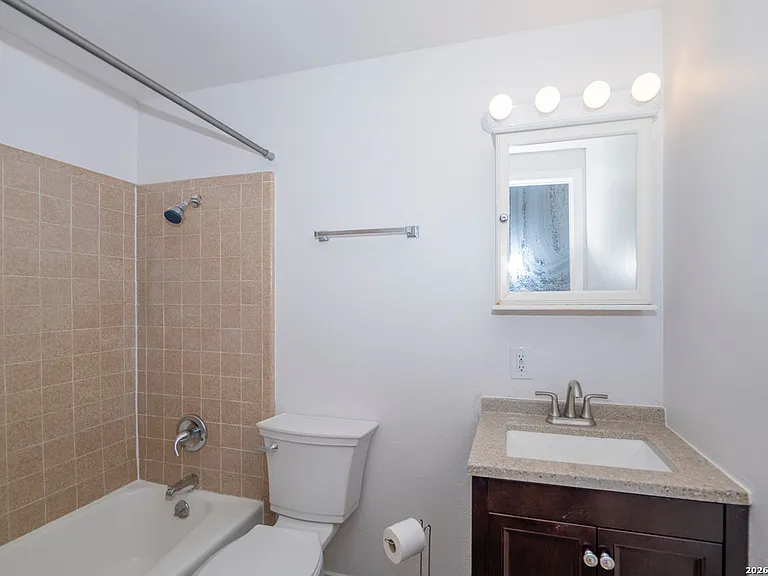 538 W Elsmere Pl — Photo 10