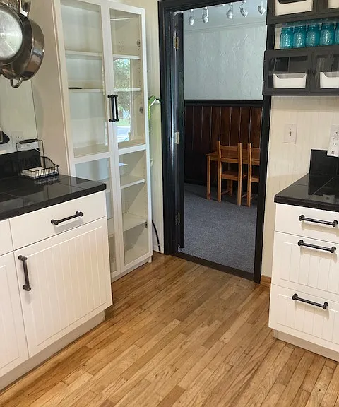 2208 Crestview Dr — Photo 3