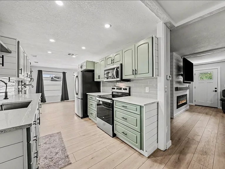1810 Driftwood Cir S — Photo 17