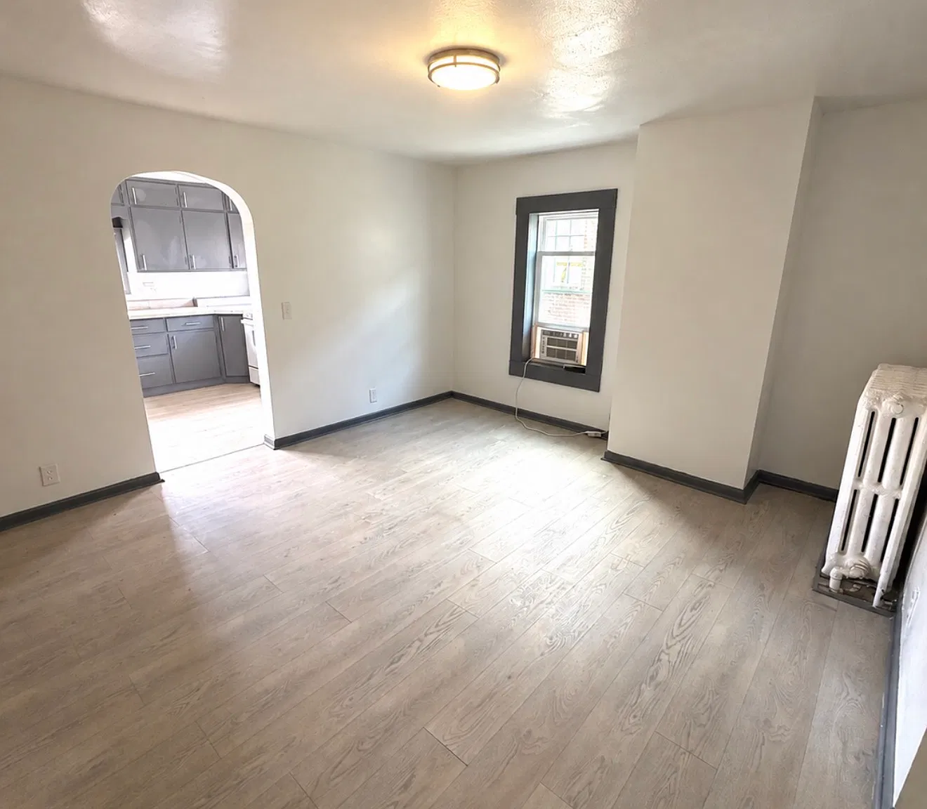 703 W Clinton St — Photo 4