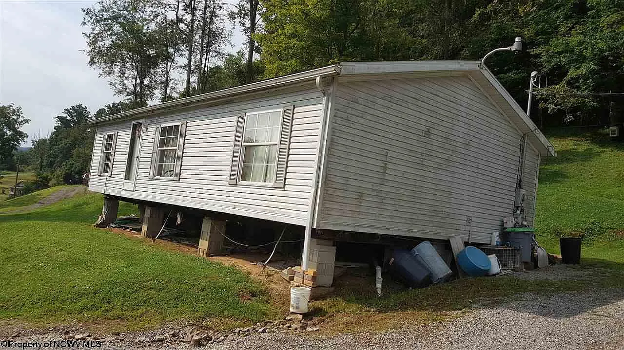 133 Montgomery Aly photo 1