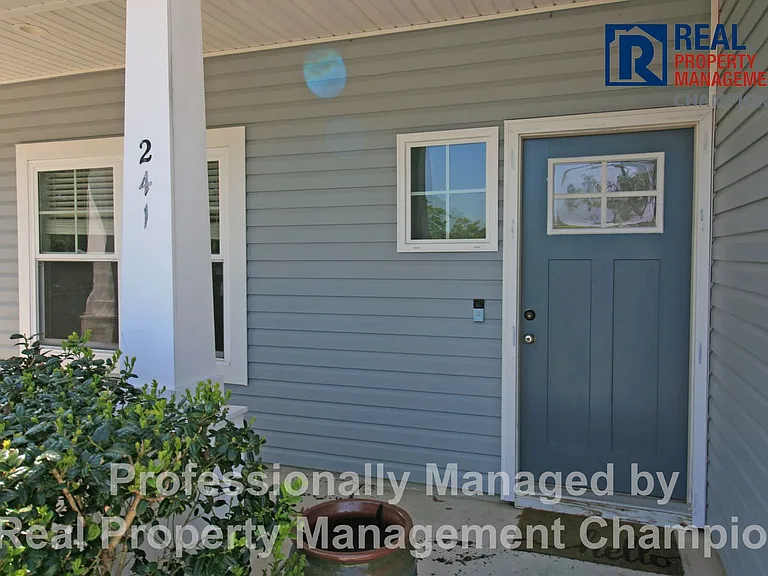 241 E Ivybridge Dr — Photo 2
