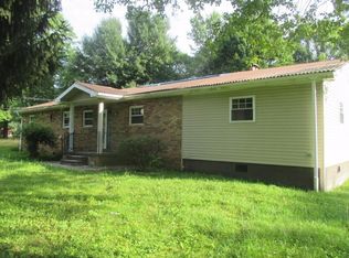 121 Pollard Ln, Mount Hope, WV 25880