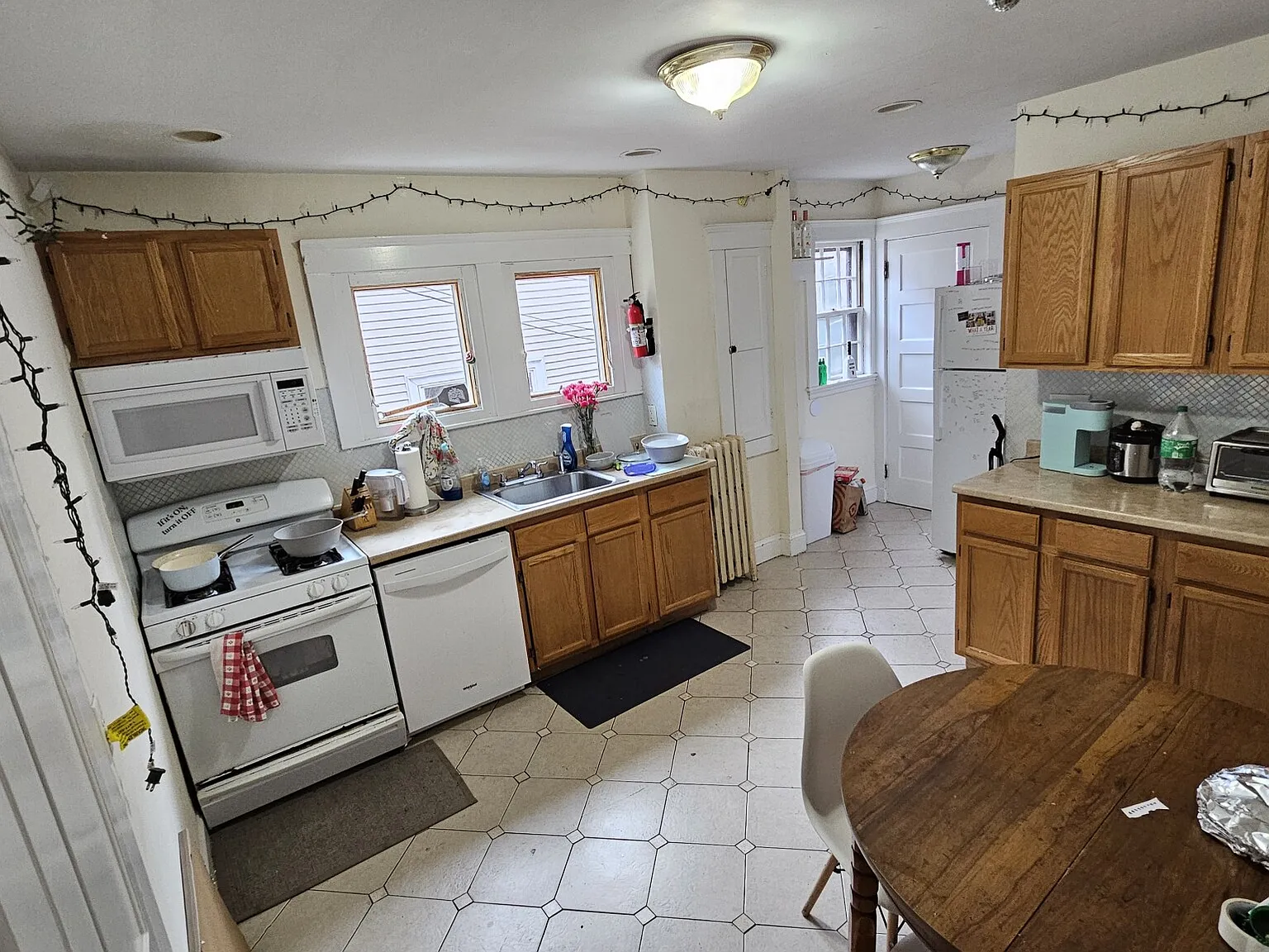 4 bed, 2.0 bath, 1200 sqft, $9,900 — Photo 2
