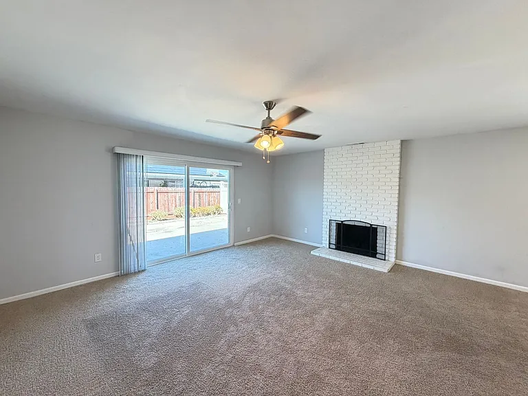 551 Glencrest Dr — Photo 4